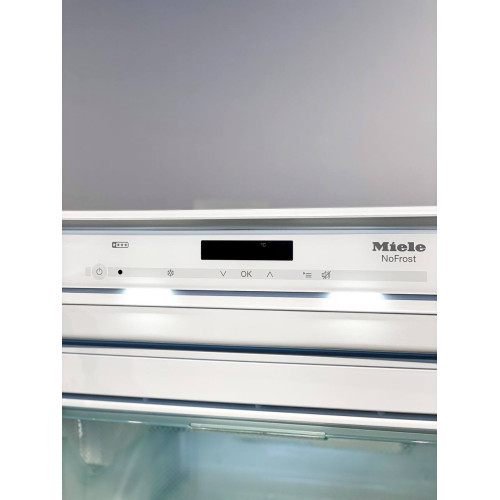 Встраиваемый морозильник FNS 37402 i